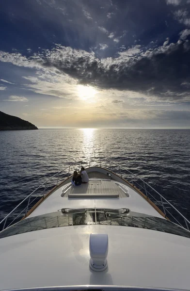 Италия, остров Эльба, пара на роскошной яхте на закате — стоковое фото