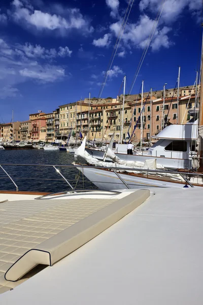 Italien, Insel Elba, Blick auf Luxusyachten im Hafen von Portoferraio — Stockfoto