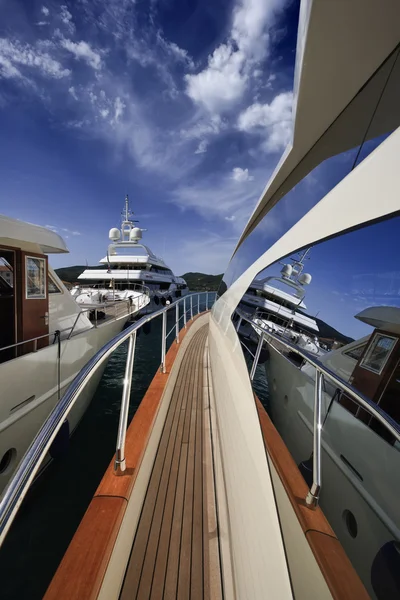 Itálie, ostrov elba, pohled na luxusní jachty v přístavu portoferraio — Stock fotografie