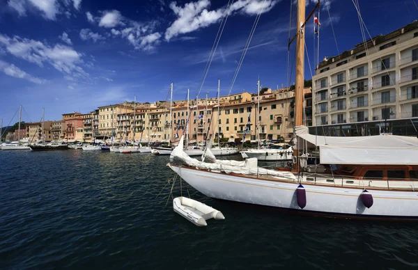 Италия, остров Эльба, вид на роскошные яхты в порту Портоферрайо — стоковое фото