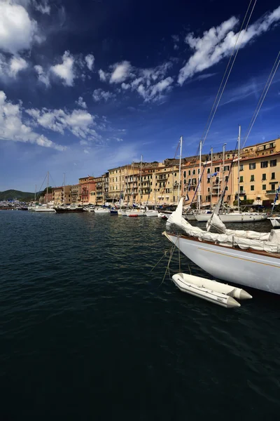 Италия, остров Эльба, вид на роскошные яхты в порту Портоферрайо — стоковое фото