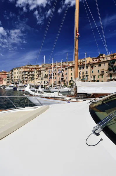 Włochy, wyspa elba, widok luksusowe jachty w porcie portoferraio — Zdjęcie stockowe