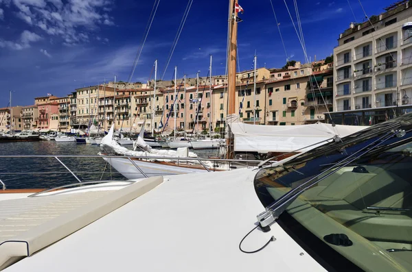 Itálie, ostrov elba, pohled na luxusní jachty v přístavu portoferraio — Stock fotografie