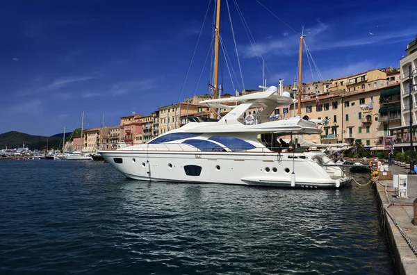 Olaszország, elba-sziget, view luxus jachtok portoferraio kikötőben — Stock Fotó