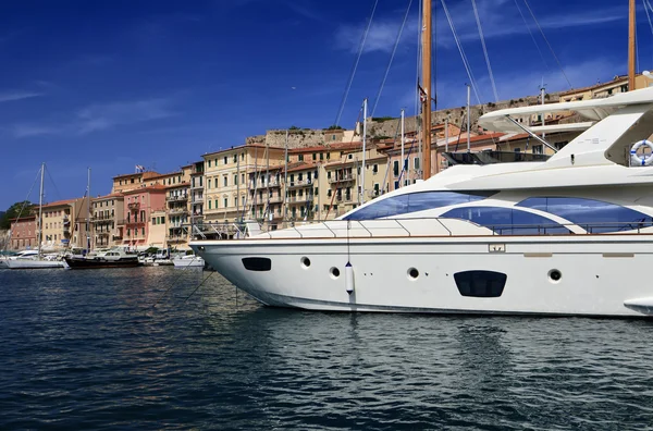 Olaszország, elba-sziget, view luxus jachtok portoferraio kikötőben — Stock Fotó