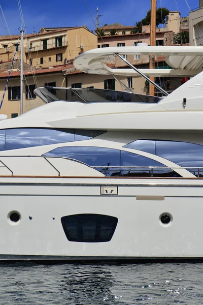 Italien, ön elba, lyx yacht azimut 75' i portoferraio hamn — Stockfoto