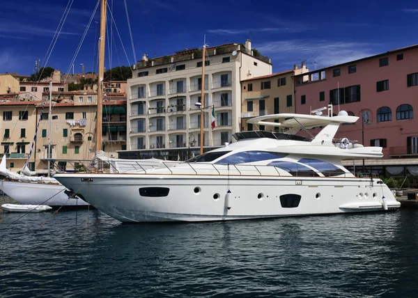 Włochy, wyspa elba, luksusowe jachty w porcie portoferraio — Zdjęcie stockowe