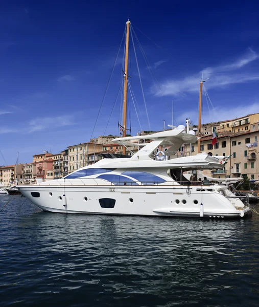 Itálie, ostrov elba, luxusní jachty v přístavu portoferraio — Stock fotografie