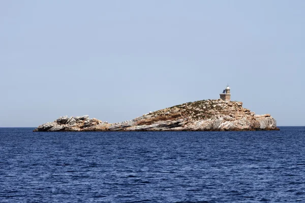 イタリア、トスカーナ、エルバ島、灯台のある岩 — ストック写真