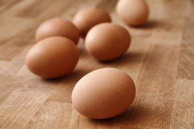 Tahta masadaki yumurtalar.