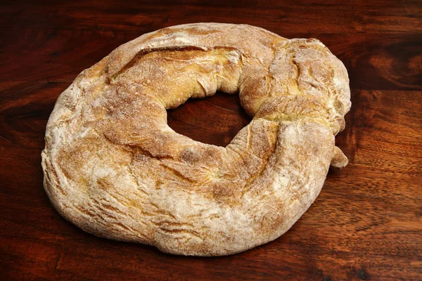 Włoski chleb na drewnianym stołem — Zdjęcie stockowe