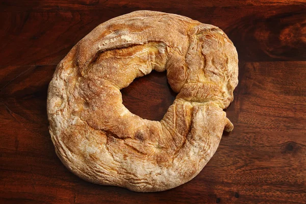 Włoski chleb na drewnianym stołem — Zdjęcie stockowe