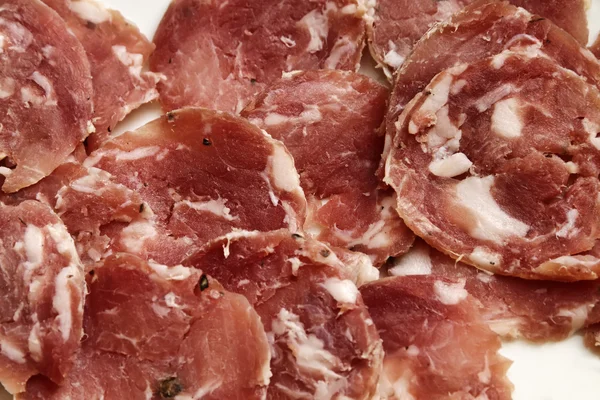 Italienska skivad salami på en maträtt — Stockfoto