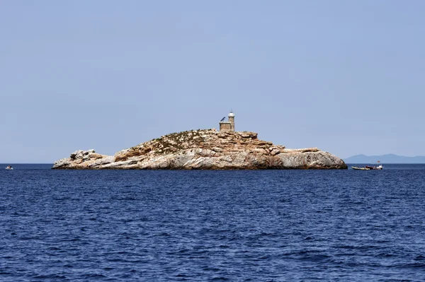 Itália, Ilha de Elba, rocha com um farol perto de Portoferraio — Fotografia de Stock