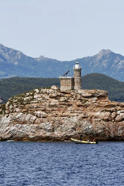 Italia, Isla Elba, roca con un faro cerca de Portoferraio — Foto de Stock