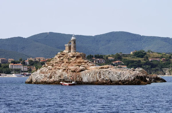 Włochy, wyspa elba, rock z latarnią morską w pobliżu portoferraio — Zdjęcie stockowe