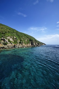 İtalya, Toskana, elba Adası, kayalık sahil şeridi görünümü
