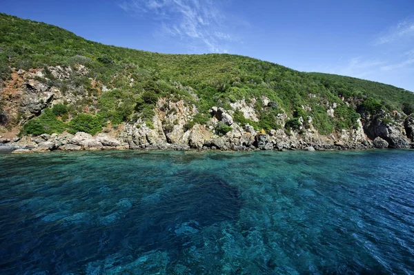 Италия, Тоскана, остров Эльба, вид на скалистое побережье — стоковое фото