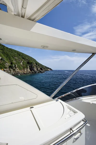 Italien, Insel Elba, Luxusjacht Azimut 75, Flybridge — Stockfoto