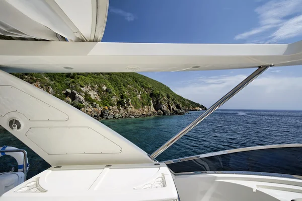 Италия, остров Эльба, роскошная яхта Azimut 75, флайбридж — стоковое фото