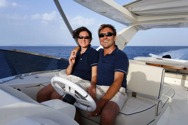 Italia, Toscana, Isola d'Elba, yacht di lusso Azimut 75, coppia — Foto Stock