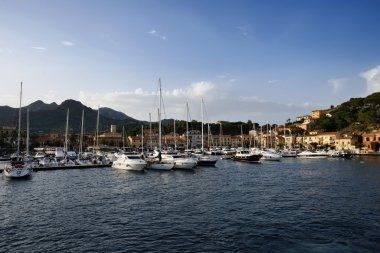 İtalya, Toskana, elba Adası, porto azzurro bağlantı noktasının görünümü