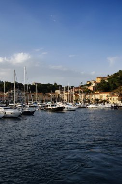 İtalya, Toskana, elba Adası, porto azzurro bağlantı noktasının görünümü