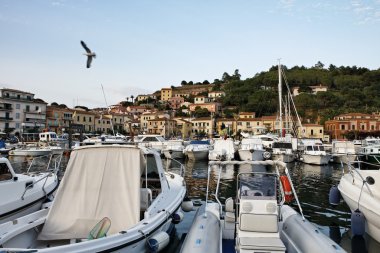 İtalya, Toskana, elba Adası, porto azzurro bağlantı noktasının görünümü