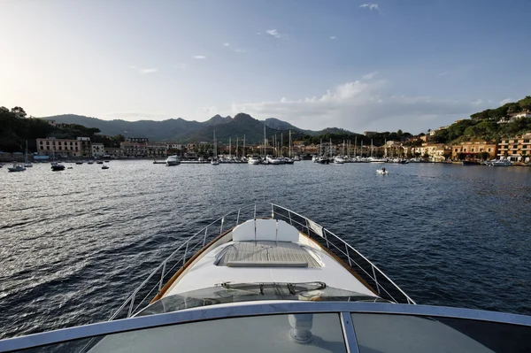 Italien, Insel Elba, Blick auf Porto Azzurro von einer Luxusjacht aus — Stockfoto