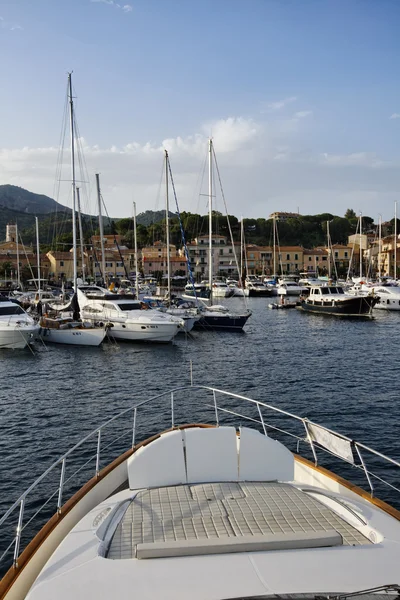 Italien, ön elba, utsikt över porto azzurro från en lyxyacht — Stockfoto