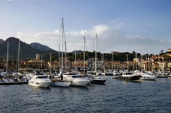 Italien, Toscana, elba island, utsikt över porto azzurro port — Stockfoto