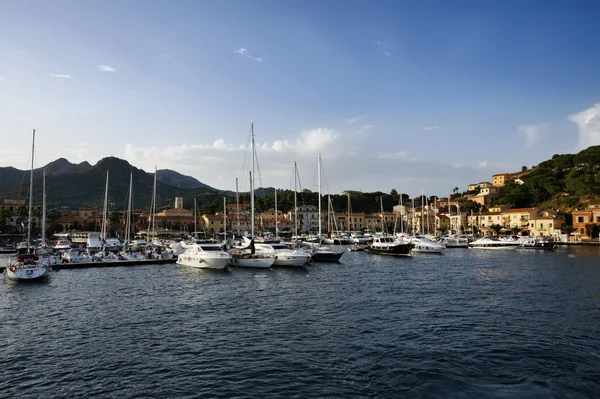 イタリア、トスカーナ、エルバ島、ポルト ・ アッズッロ港の眺め — ストック写真