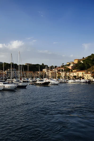 Italië, Toscane, elba eiland, uitzicht op porto azzurro haven — Stockfoto