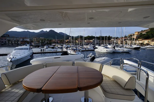 Italia, Isola d'Elba, veduta di Porto Azzurro da uno yacht di lusso — Foto Stock