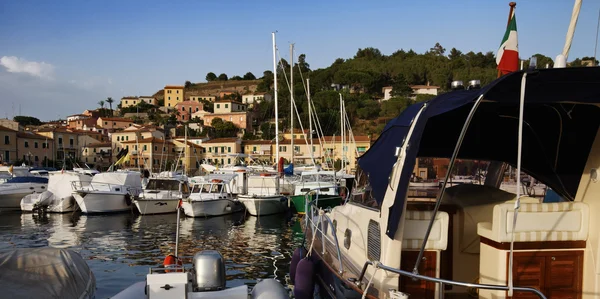 Italia, Toscana, Isola d'Elba, veduta del porto di Porto Azzurro — Foto Stock