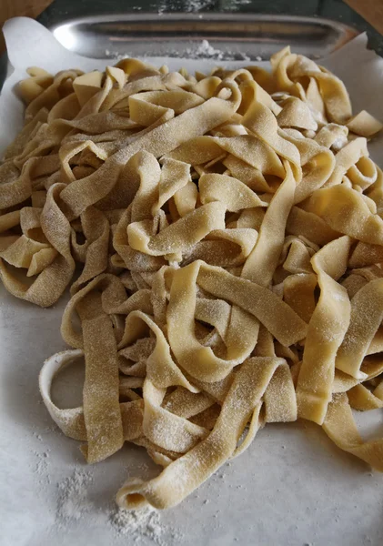 Ιταλικά φρέσκα σπιτικά ζυμαρικά (Ταλιατέλες) — Φωτογραφία Αρχείου