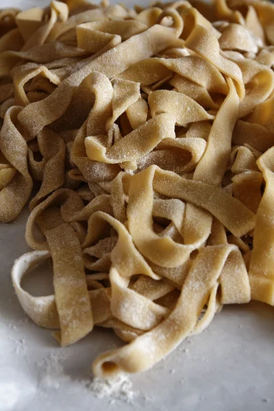 Italiensk färsk hemlagad pasta (tagliatelle) — Stockfoto