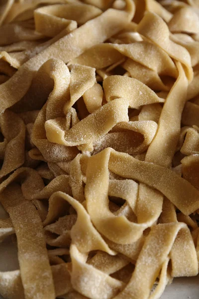Italiensk färsk hemlagad pasta (tagliatelle) — Stockfoto
