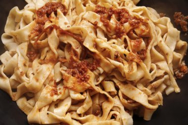 İtalyan makarna, et sosu (bolognese soslu tagliatelle)