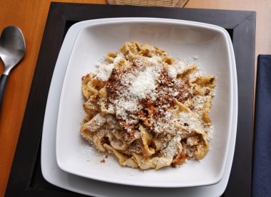 İtalyan makarna, et sosu (bolognese soslu tagliatelle)