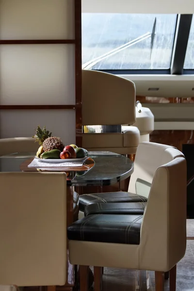 Италия, роскошная яхта Azimut 75, столовая и обеденный стол — стоковое фото
