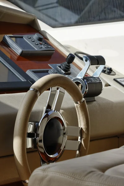 Itália, iate de luxo Azimut 75 ', dinette, consola de condução — Fotografia de Stock