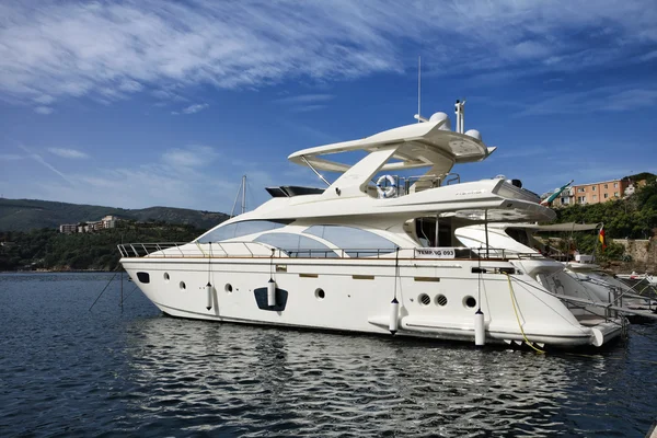 Italia, Isola d'Elba, Porto Azzurro, yacht di lusso Azimut 75 — Foto Stock