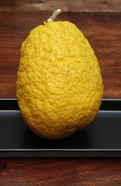 Limon (Citrus medica) ahşap bir masa üzerinde