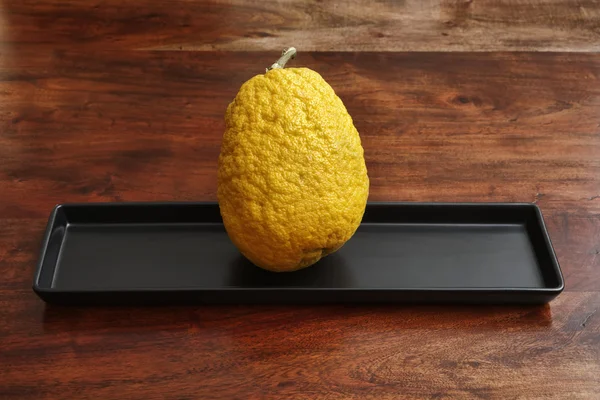 Citron (Citrus medica) pe o masă de lemn — Fotografie, imagine de stoc