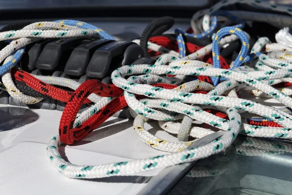 Italië, nautische touwen op een zeilboot — Stockfoto