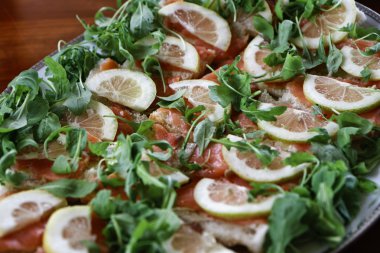 İtalya, elba Adası, taze somon meze salata ile servis