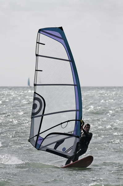Itália, Sicília Channel, homem windsurf — Fotografia de Stock