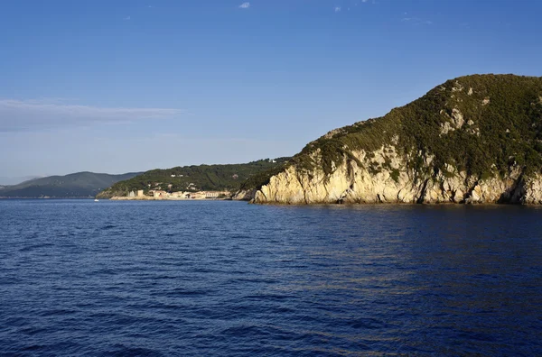 イタリア、トスカーナ、エルバ島、岩の多い海岸線の眺め — ストック写真
