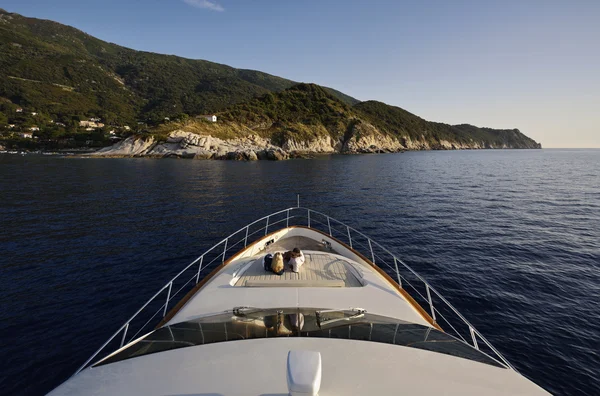 Italien, Insel Elba, Paar auf Luxusjacht Azimut 75 bei Sonnenuntergang — Stockfoto